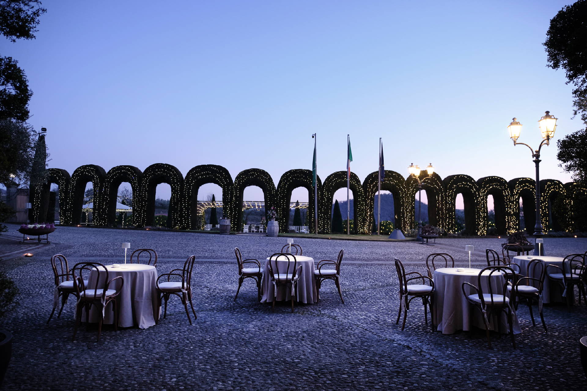 Esterno elegante a Villa Baiana di sera