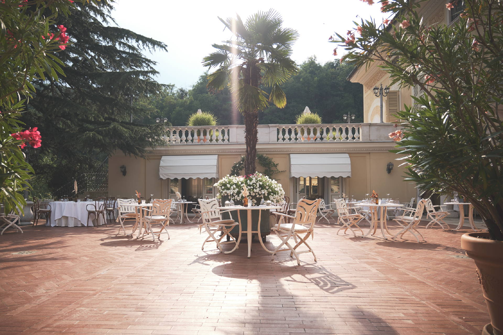 Corte interna di Villa Baiana con vista sulla terrazza Loggia