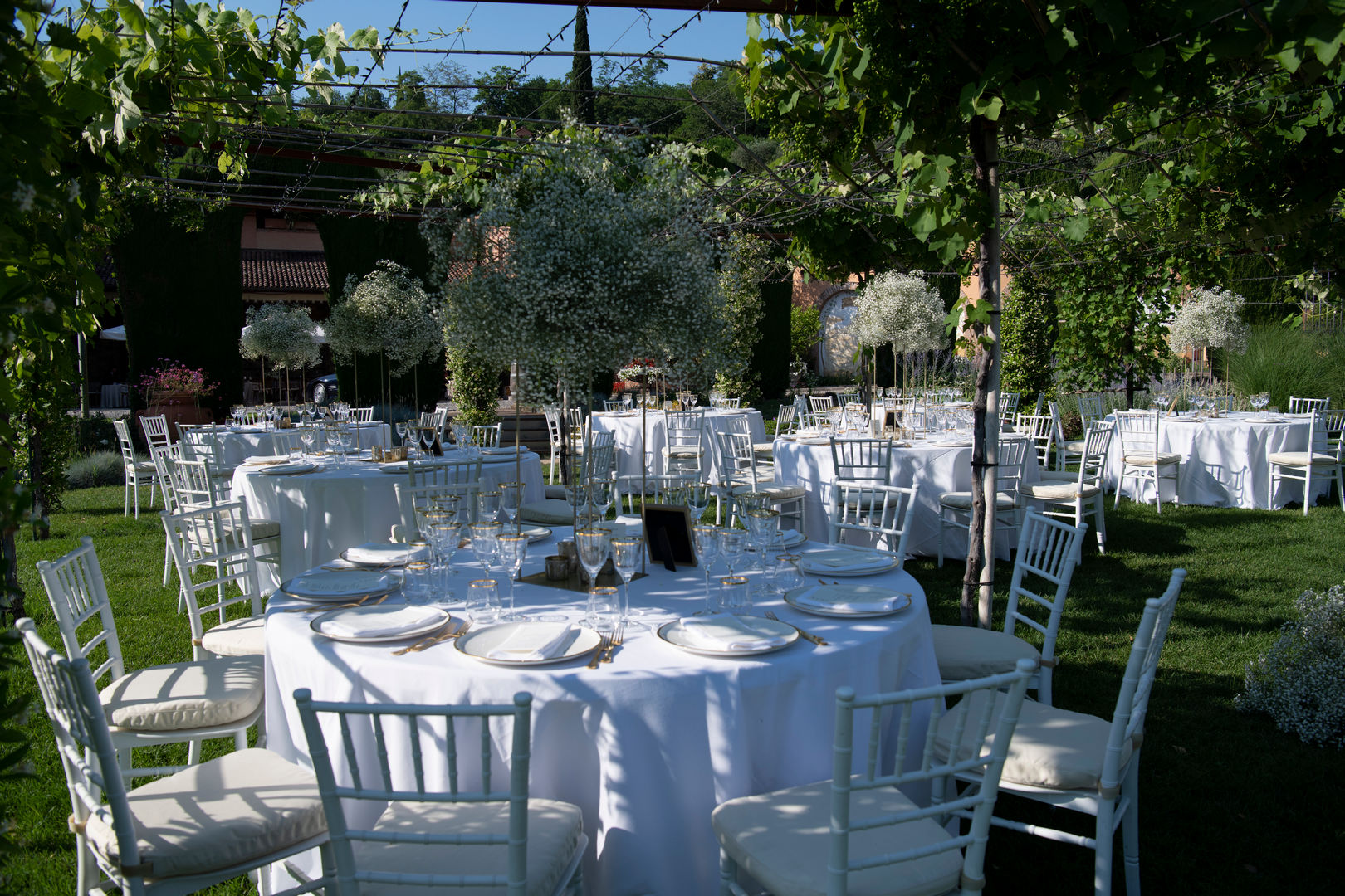 Allestimento per un matrimonio estivo nel Giardino degli Archi di Villa Baiana