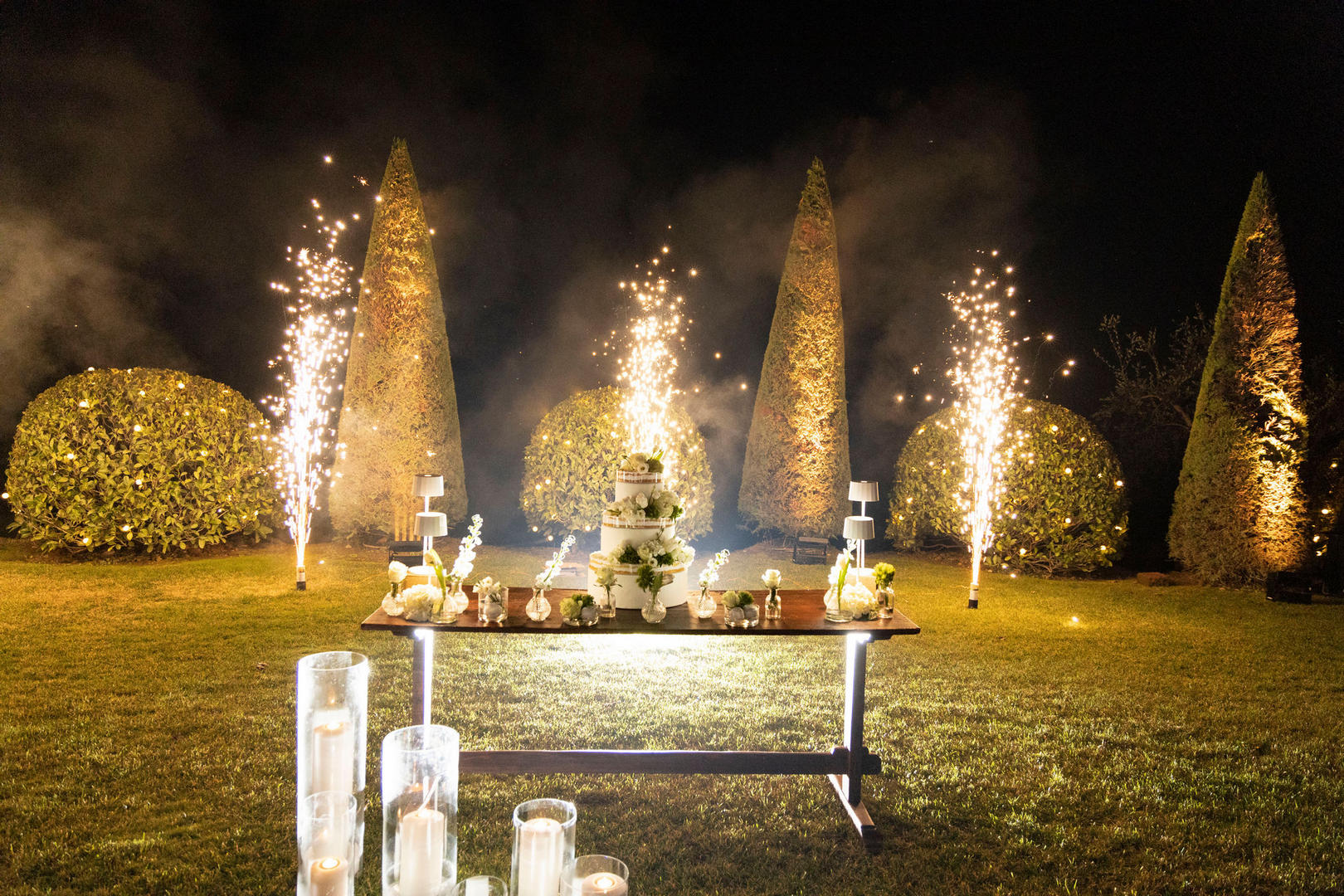 Taglio torta scenografico con fontane luminose nel Giardino degli Archi