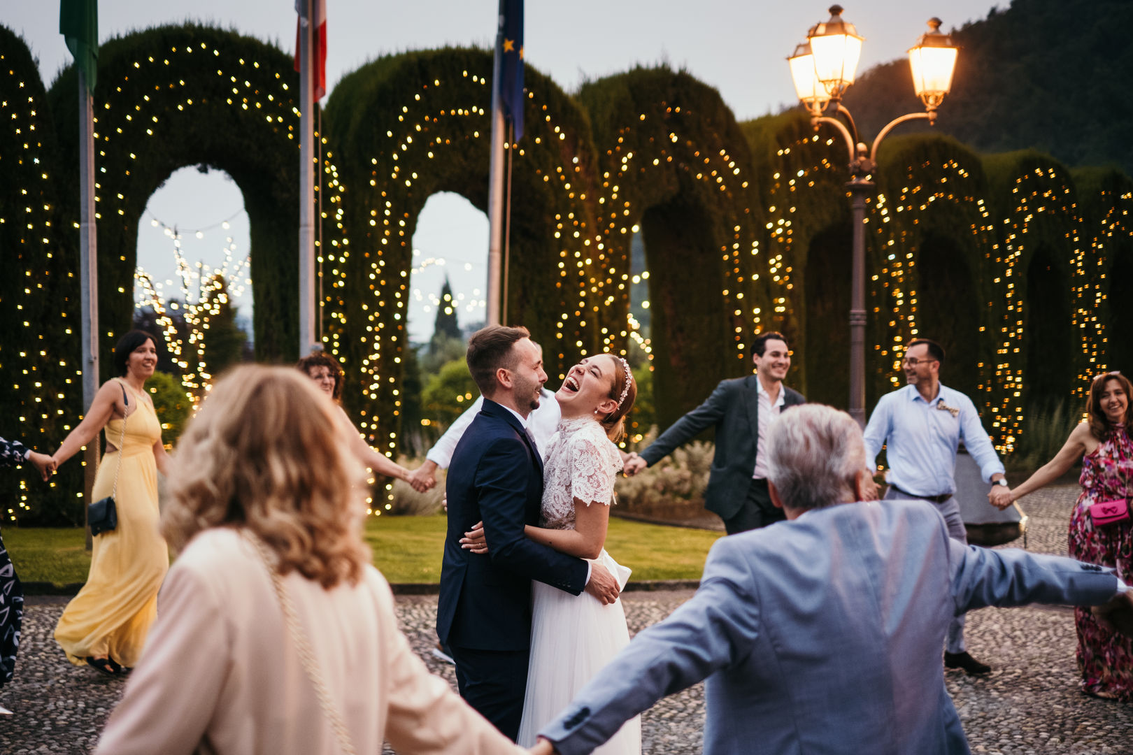 Sposi festeggiano il matrimonio a Villa Baiana