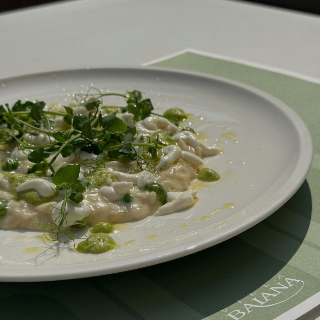 Risotto ai piselli novelli realizzato dalla cucina di Villa Baiana in Franciacorta.