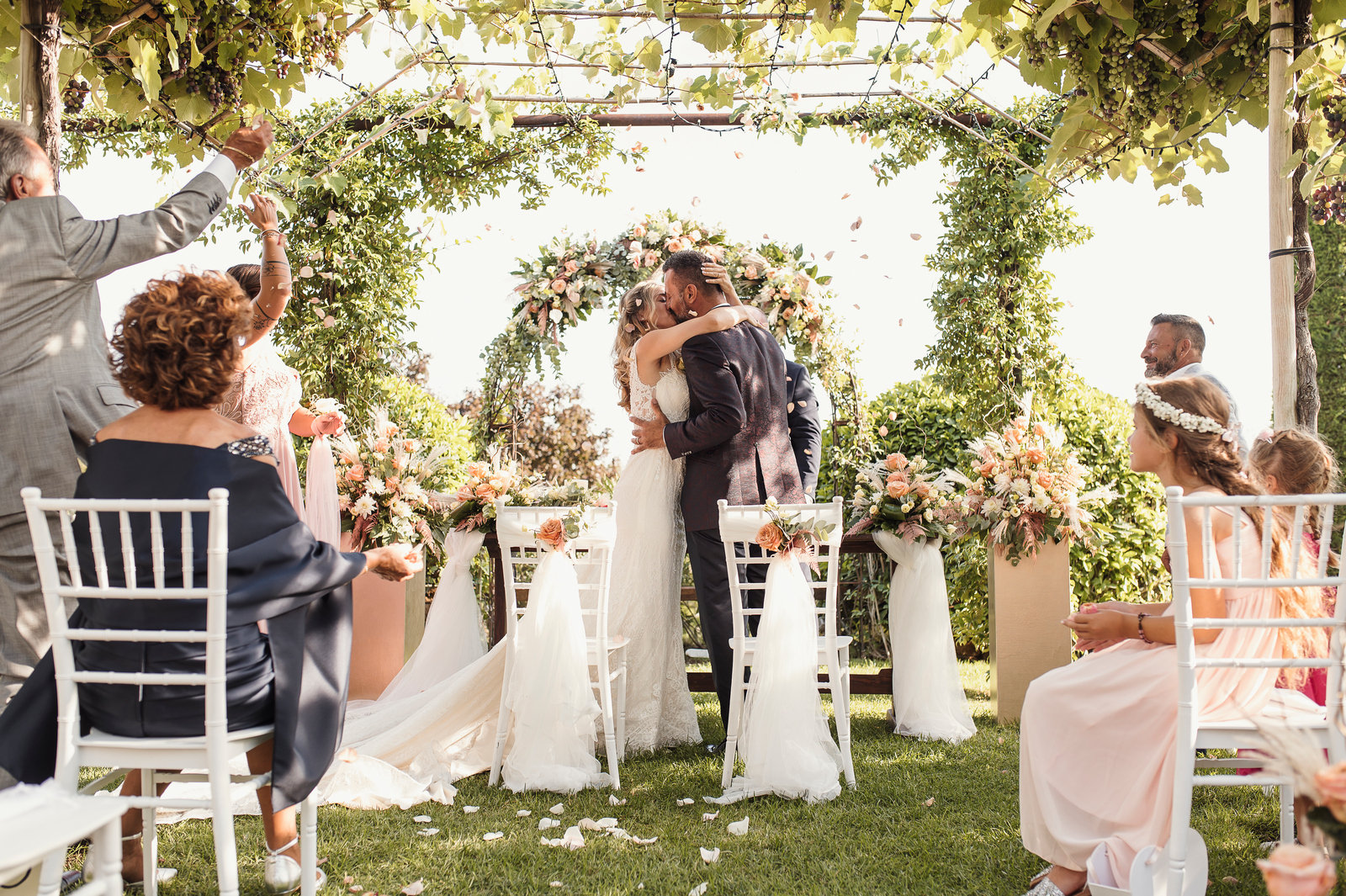 Coppia di sposi durante la cerimonia civile a Villa Baiana