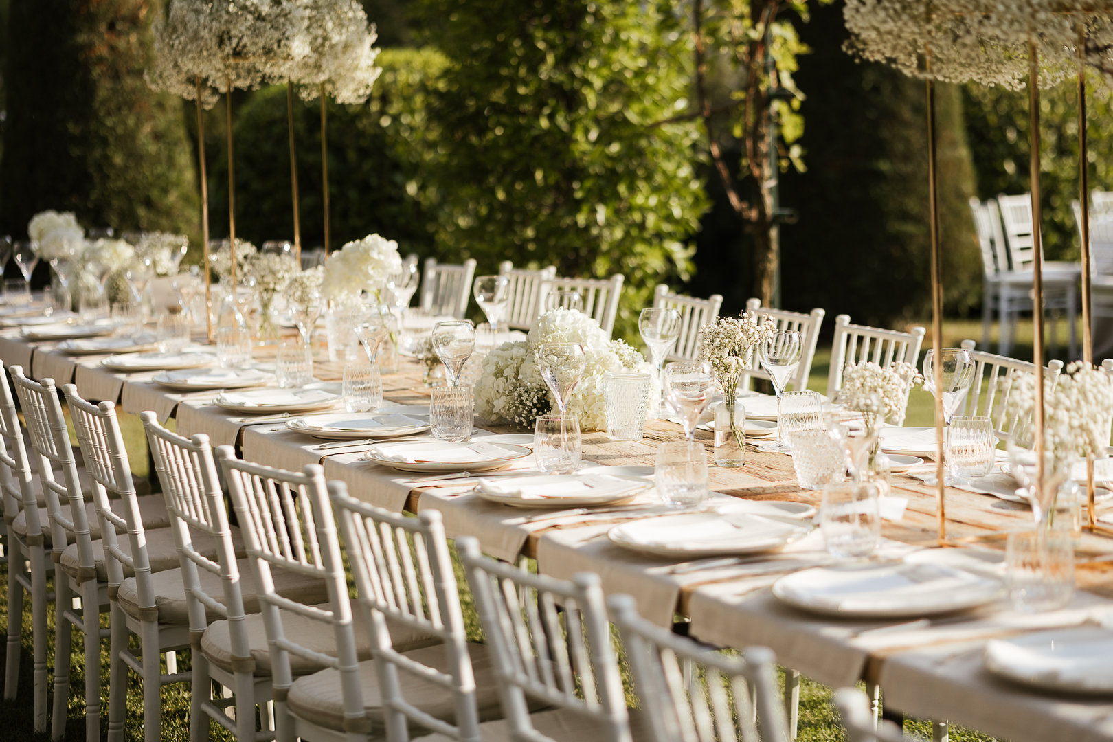 Mise en place di un matrimonio nel giardino di Villa Baiana